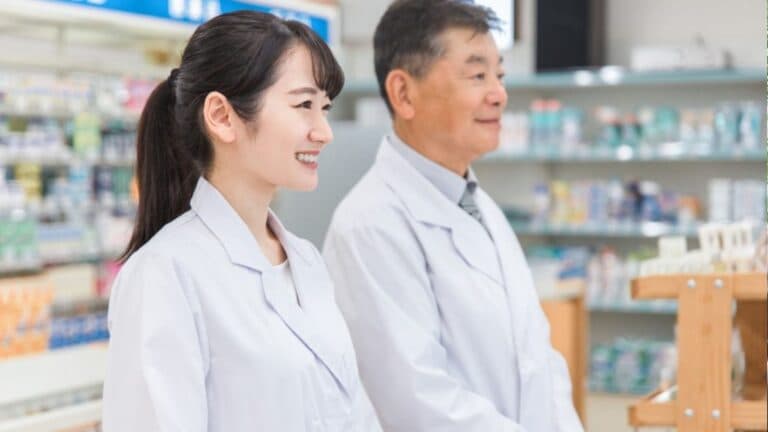 【シニア世代も活躍中】安定した働き方として注目される「薬局アシスタント」とは？地域医療を支えるサポート職