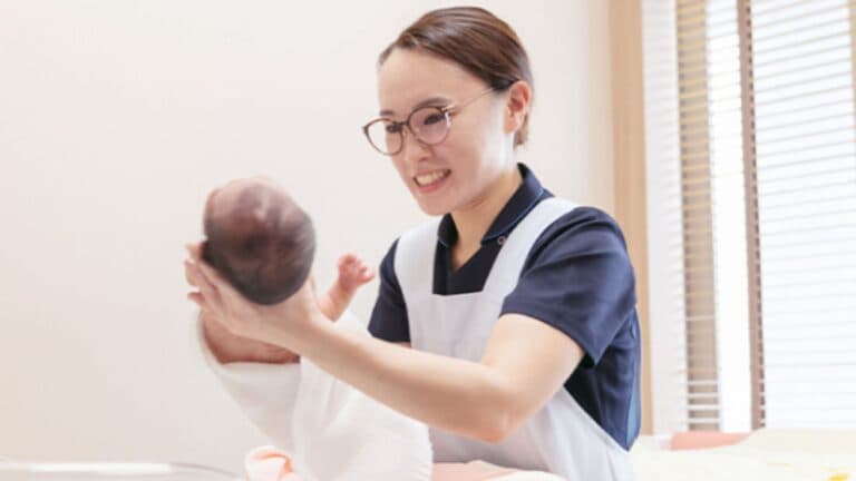 【保育の専門性を活かす転身ナビ】体力的な負担軽減と環境特性で選ばれる「産婦人科・乳幼児専門の保育士」の募集動向と最新の求職ルート