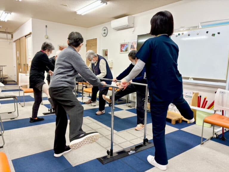 【50代・60代も活躍中】リハビリ補助スタッフに興味がありますか？長く関わりやすい医療サポート分野について知る