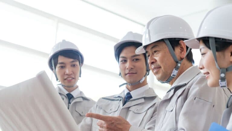 【2026年最新】50代・60代の経験も活きる？建設業界で注目の「施工管理アシスタント」という働き方と市場需要