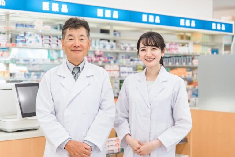【シニア世代の働き方】薬剤師の仕事内容とセカンドキャリアの選択肢｜60代・70代にも