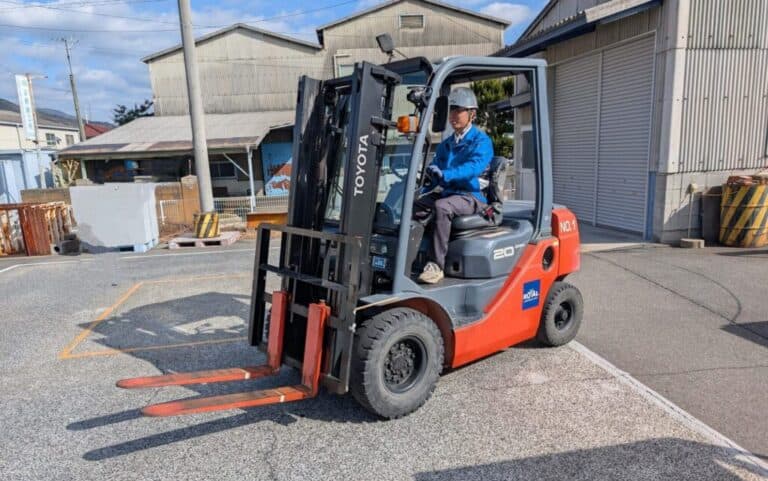 フォークリフト運転手の仕事に興味がありますか?物流業界で長く活躍できる仕事について知っておきたいポイント