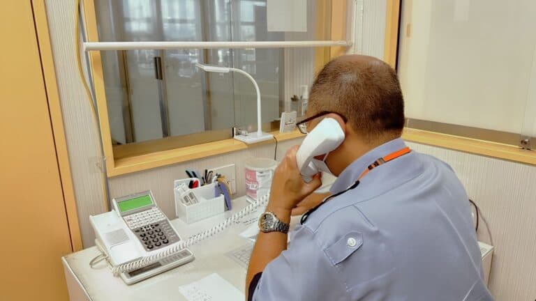 【シニア世代の再就職】マンション管理員という仕事は選択肢になる?働く前に知っておきたいポイント